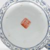 Een theepotje van meerkleurig Chinees porselein met een bloemendecor. Onderaan gemerkt.