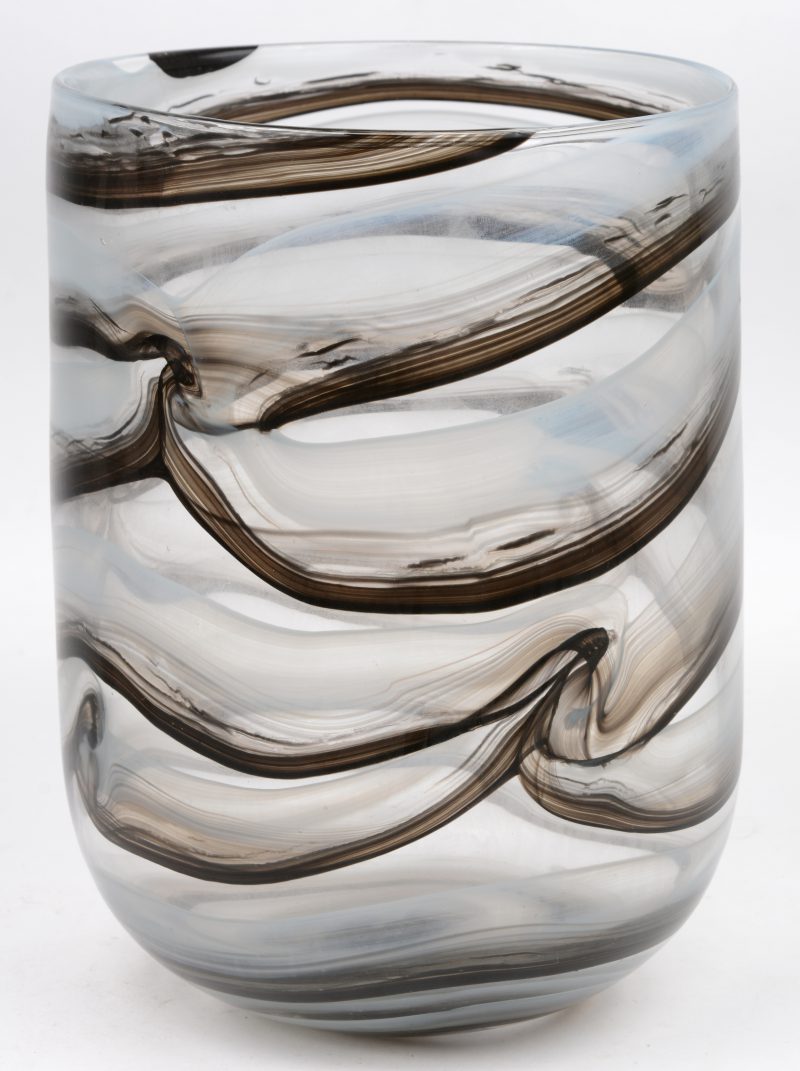 Een moderne glazen vaas.
