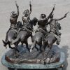 “Coming thru the Rye”. Vier cowboys te paard. Bronzen groep naar het werk van Frederic Remington. Recente geut. Op marmeren voetstuk.