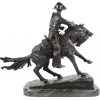 “The Cowboy”. Ruiter te paard. Bronzen beeld naar het werk van Frederic Remington. Op marmeren voetstuk. Recente geut. (Kleine restauratie)