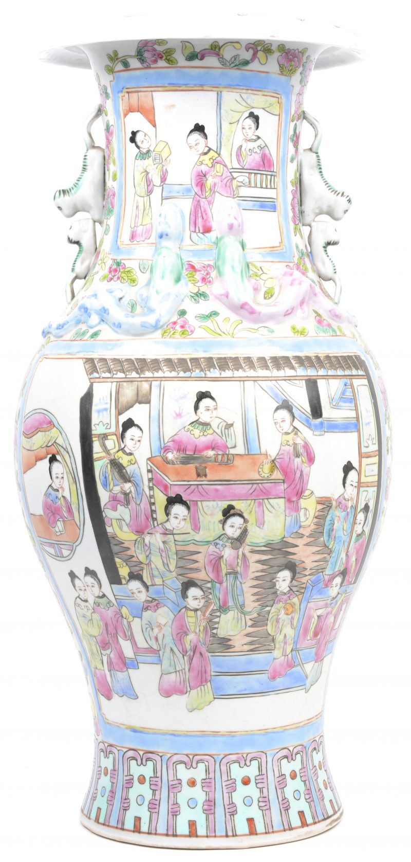 Een balustervaas van Chinees porselein met een meerkleurig decor van personages. Onderaan gemerkt.