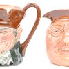Vier verschillende kleine ‘Character jugs’ van meerkleurig aardewerk. Allen gemerkt onderaan. Eén met randschilfer achteraan.