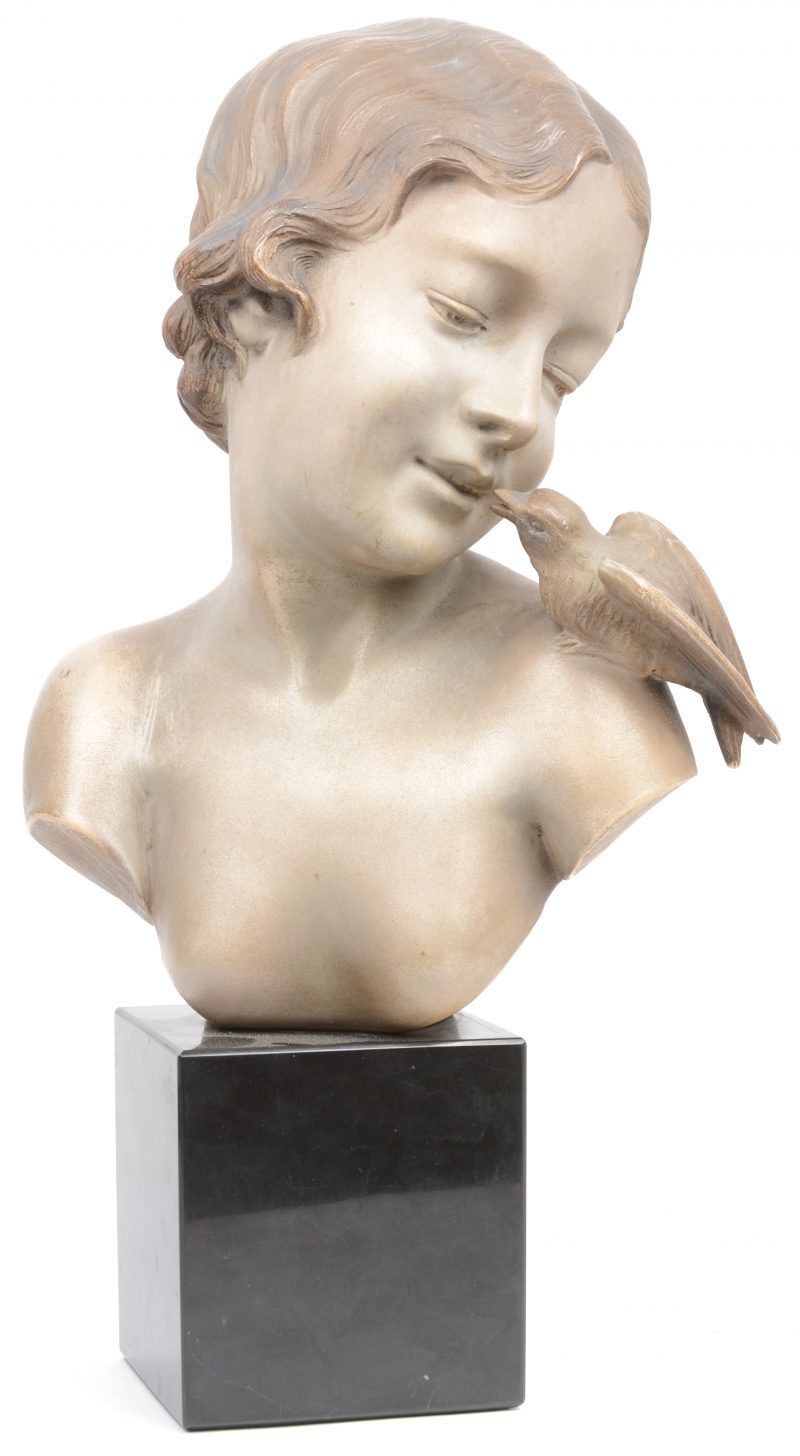 “Meisje met vogeltje”. Een terracotta buste op zwart marmeren sokkel.