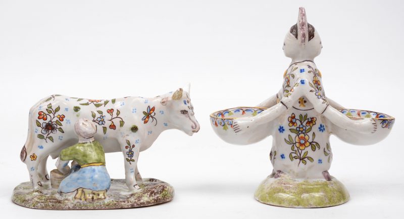 Twee stuks meerkleurig Bretoens aardewerk, bestaande uit een zout- en pepervat en een koetje met melkmeisje. Eén hoorntje bijgewerkt. XIXe eeuw.