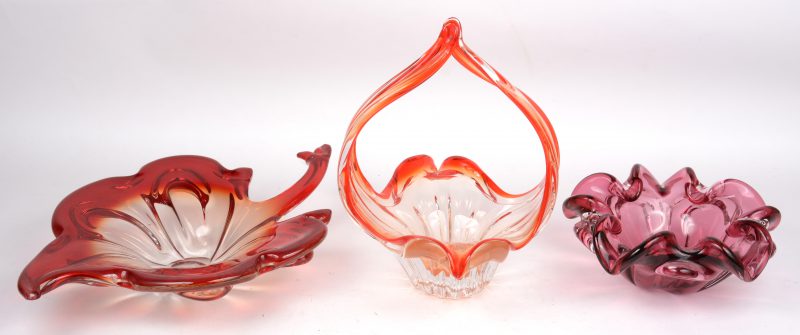 Drie designcoupes van gekleurd Muranoglas.