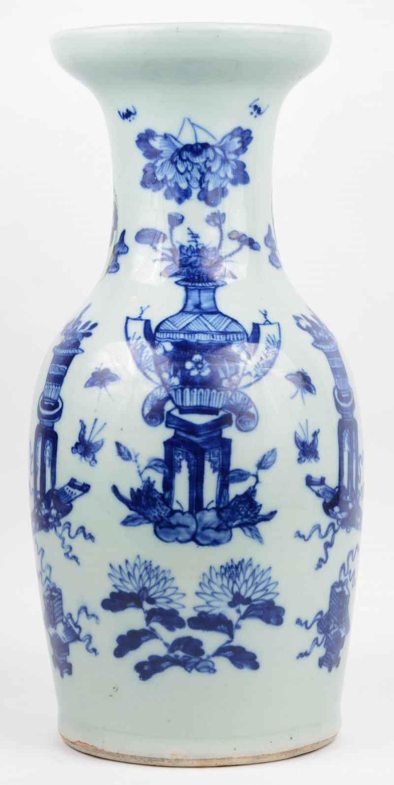 Een vaas van Chinees porselein met een blauw op wit decor van bloemenvazen. Barst en restauraties over de hals.