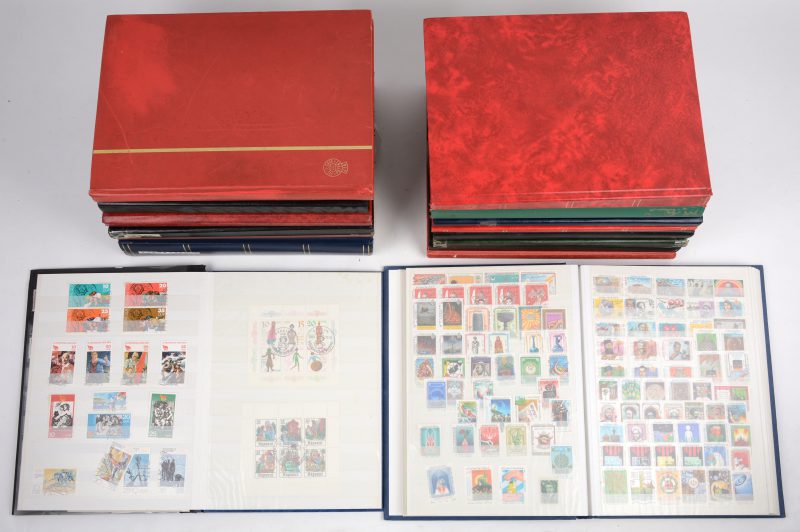 Een collectie van 16 albums met postzegels, waarvan 5 van Nederland en de Overzeese gebieden, verder Indonesië, DDR, Nederland, Rwanda, Korea, Martinique, Tsjechoslowakije, Far Ör, Mozambique enz.
