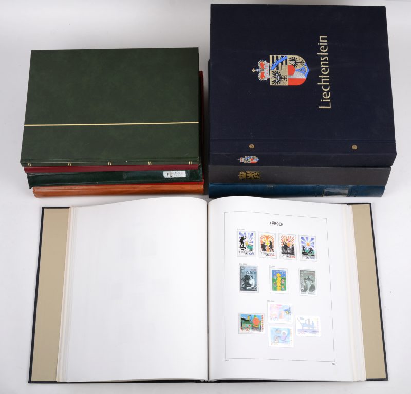 Een collectie van 9 albums met postzegels, waarvan 1 Davo (1985-2000) en 3 andere met oudere varia van België, 1 Davo van Liechtenstein (1920-1992, met enkele losse bladen), 1 Davo van Färöer (1975-2003) met velletjes en boekjes, verder 3 albums Frankrijk met 1 Lindner vanaf 1849.