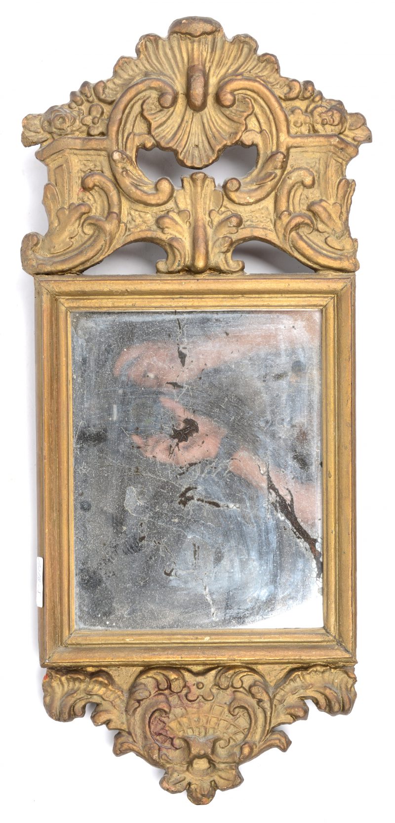 Een spiegeltje met vergulde, gebeeldhouwd houten lijst met rococomotief.