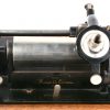 Een Edison Standard Phonograph met slinger en hoorn en met drie bakelieten cilinders.