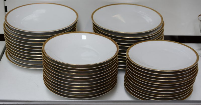 Een Beiers porseleinen eetservies met vergulde rand, bestaande uit 12 dessertborden, 12 diepe borden en 24 platte borden. Onderaan gemerkt.