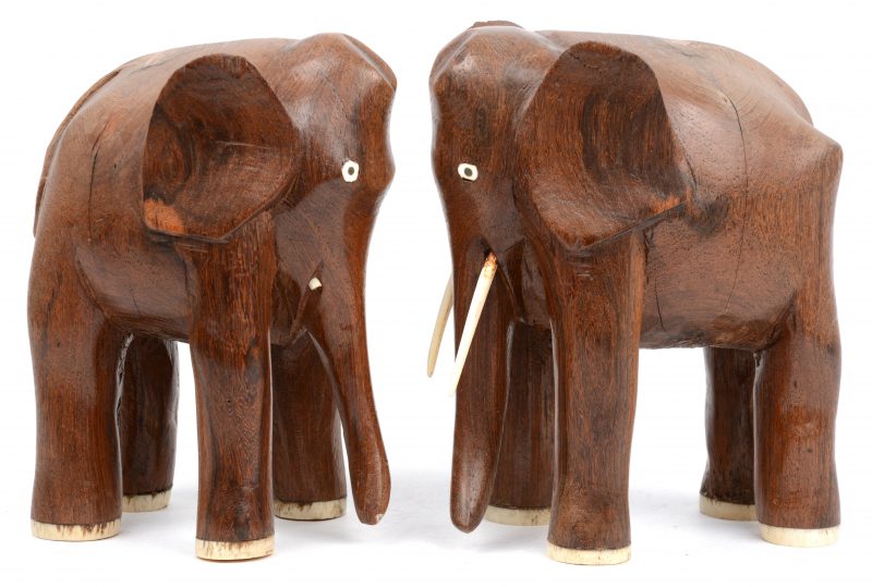 Een paar houten olifantjes. Afrikaans werk. Schade aan de slagtandjes.