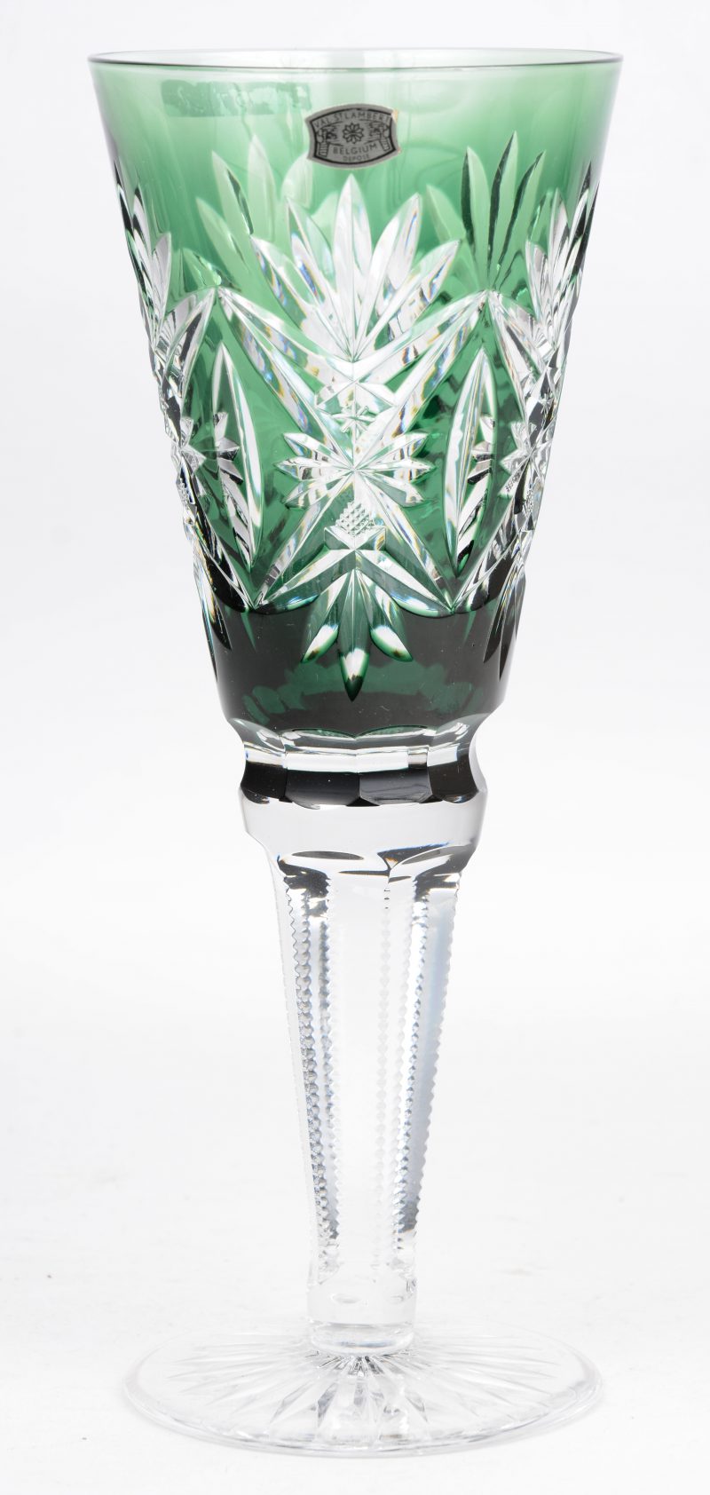 Een vaas op voet van geslepen kristal met groene kelk. Gemerkt.