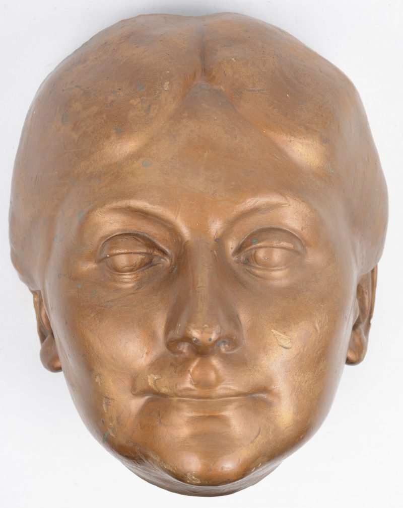 “Vrouwenhoofd”. Een plaasteren masker met goudkleurig patina. Gesigneerd en gedateerd 1929.