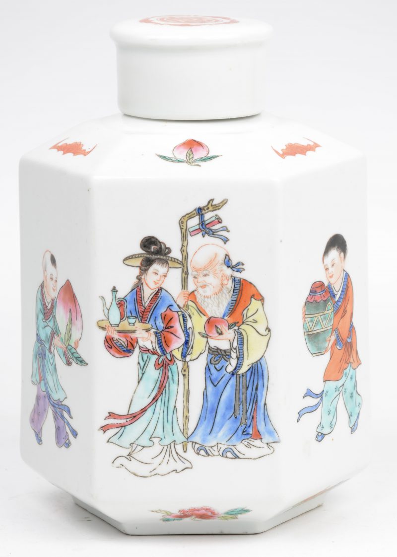 Een zeshoekige Chinees porseleinen theebus met een meerkleurig decor van personages, perziken en vleermuizen. Onderaan gemerkt.