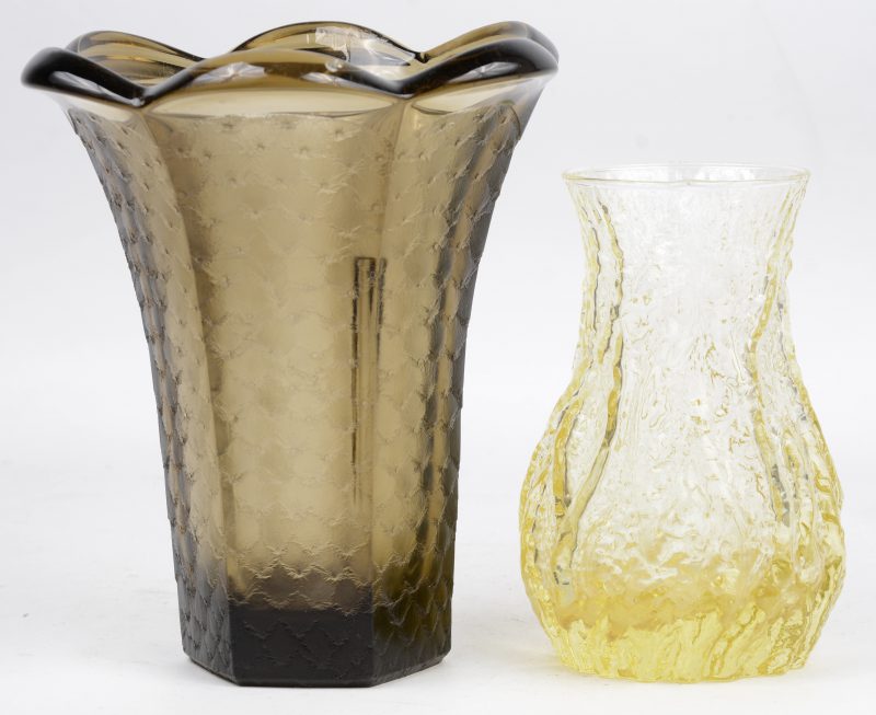 Twee verschillende vazen van gekleurd glas.