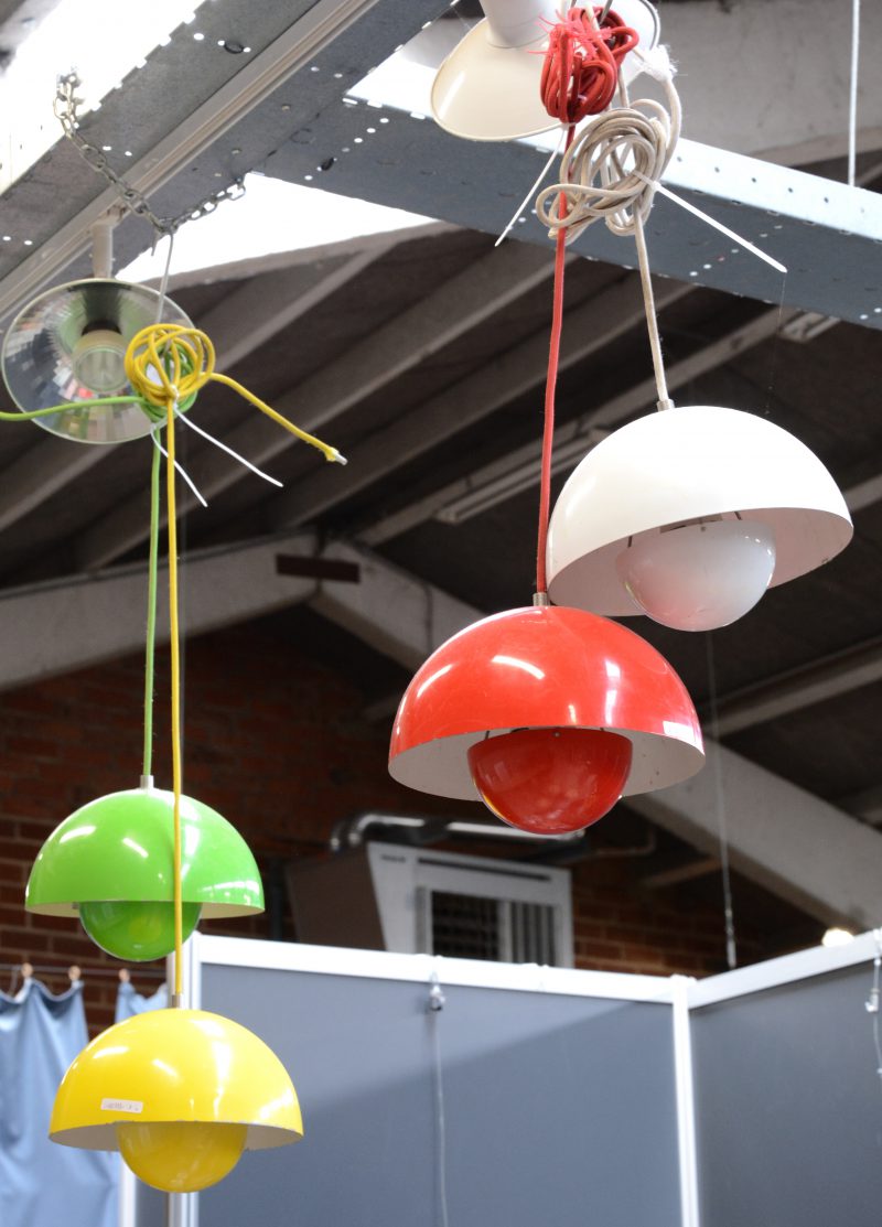 Een reeks van vier vintage Deense designlampjes van metaal in vier kleuren. Model ‘Flowerpot’, ontwerp van Verner Panton. Gemerkt.