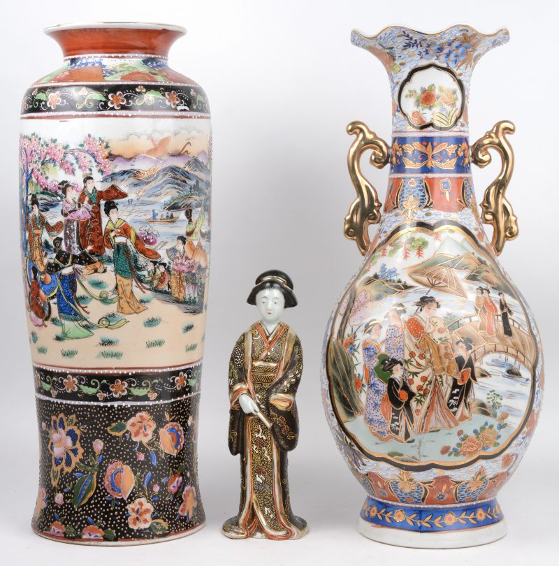 Twee verschillende vazen van meerkleurig Satsuma-aardewerk. We voegen er een geisha aan toe.