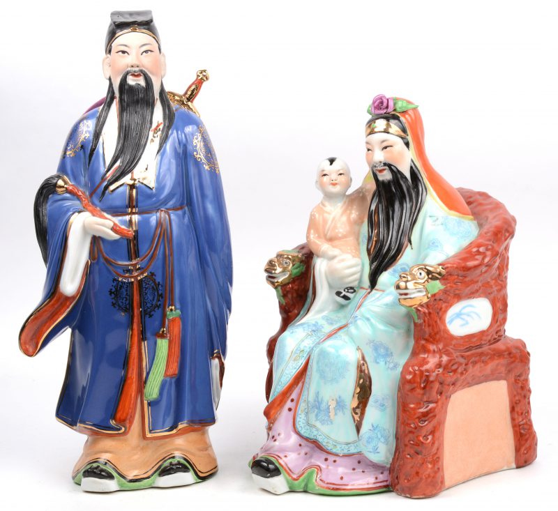 Twee meerkleurig Chinees porseleinen beelden met wijzen.