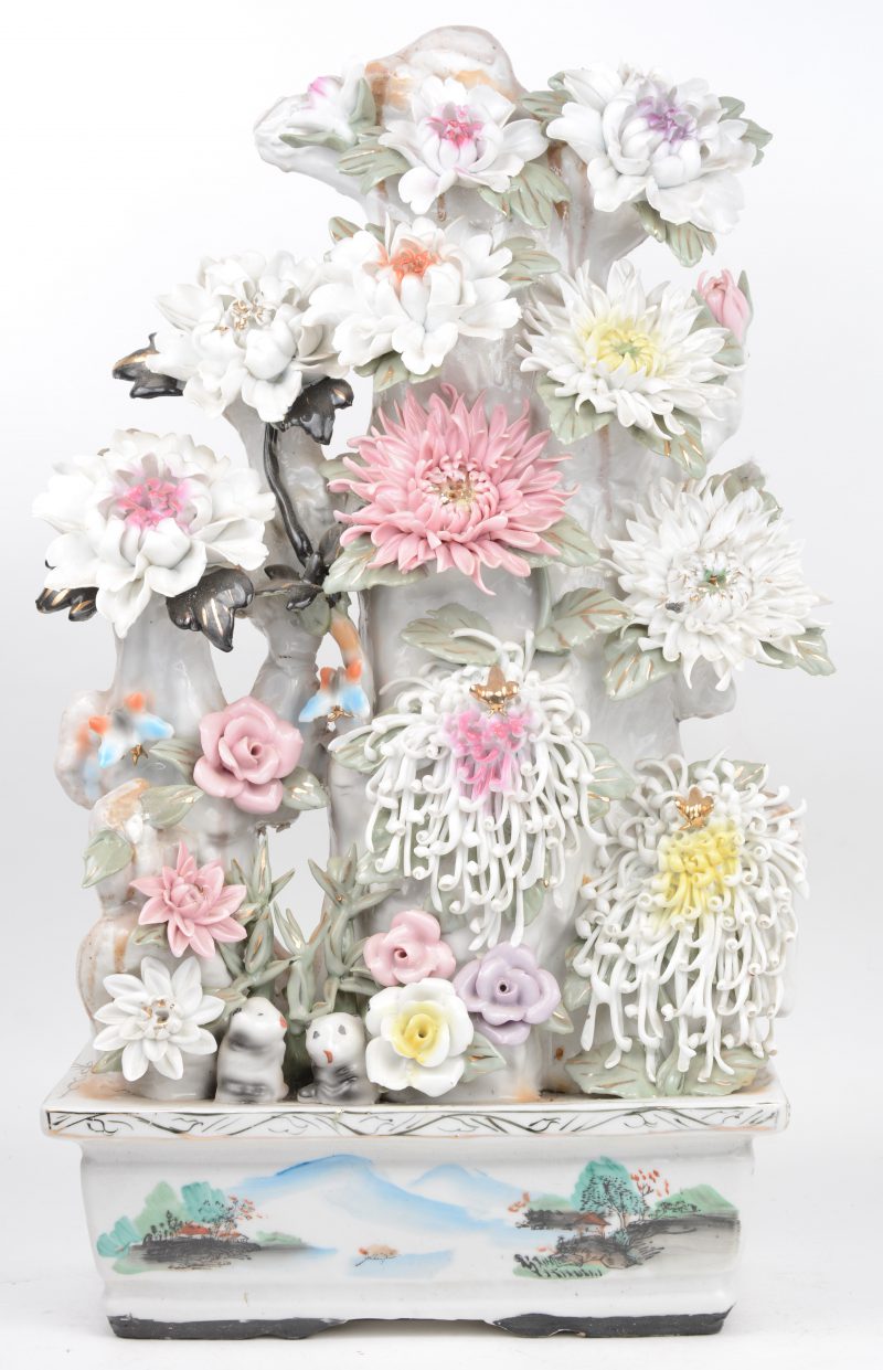Een grote Chinees porseleinen groep met diverse bloemen in een bloempot. Onderaan gemerkt. Gaaf.
