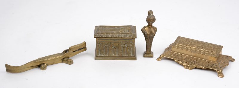 Een lot messing, bestaande uit een doosje in de vorm van een tombe, een postzegelkistje, een kleine art nouveau vrouwenbuste en een notenkraker in de vorm van een krokodil.