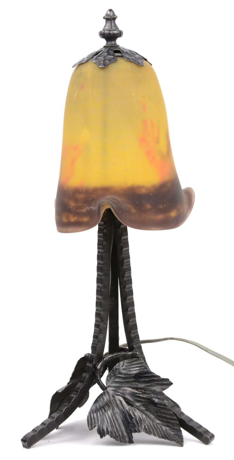 Een klein smeedijzeren lampje met een meerkleurig glaspasta kapje. gemerkt ‘Primerose’.