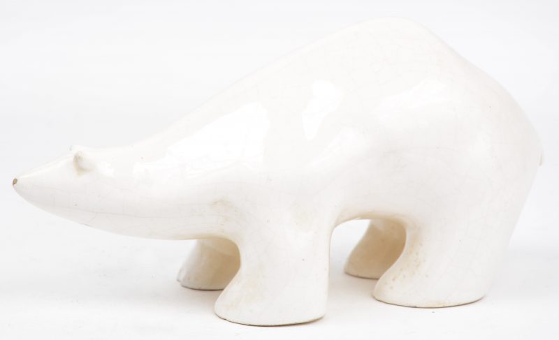 Een ijsbeer van aardewerk. Gemonogrammeerd P.P.