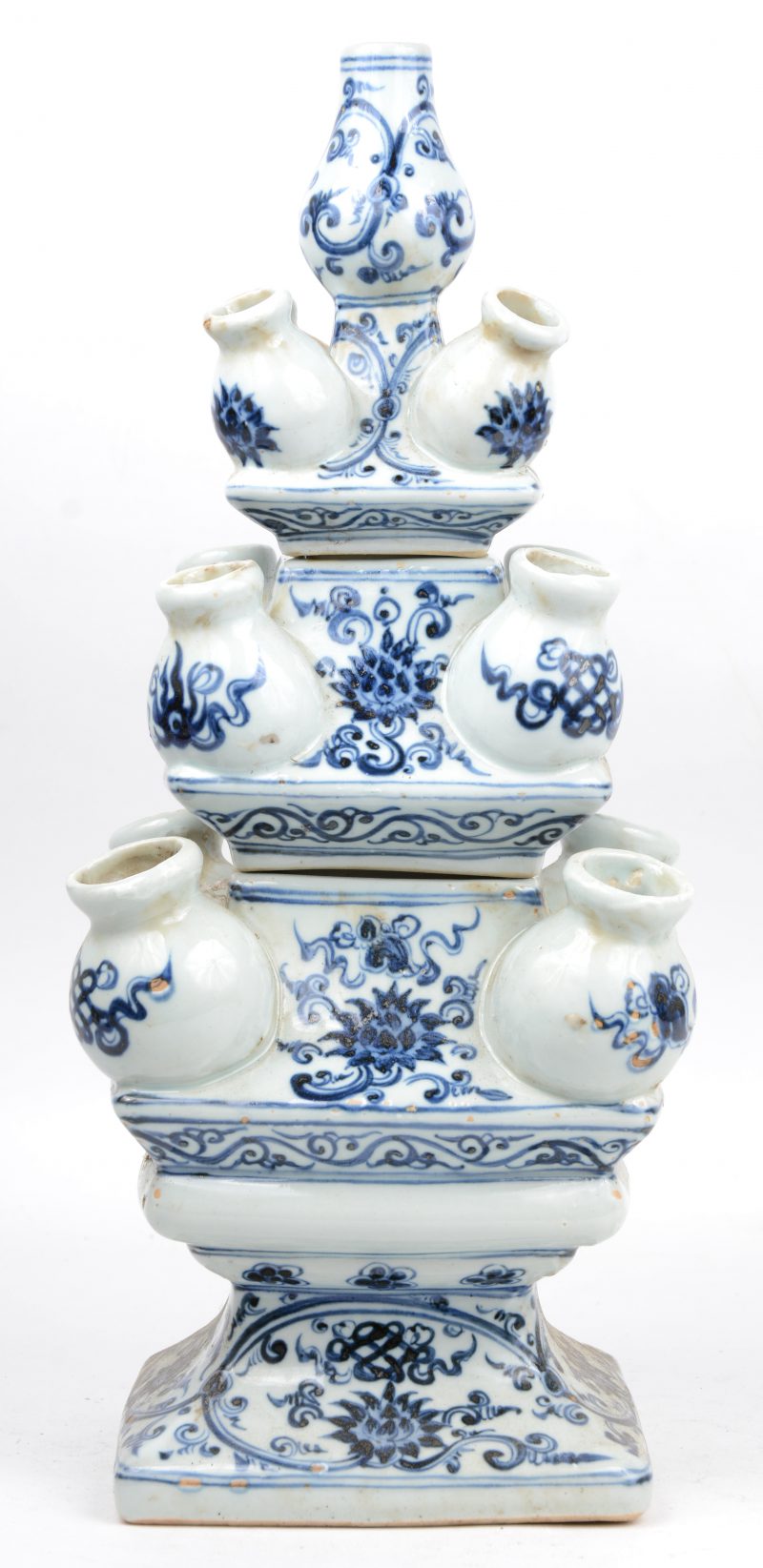 Een uit drie delen opgebouwde tulpenvaas van blauw en wit Chinees porselein naar XVIIe eeuws voorbeeld.