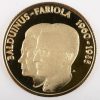 Een geelgouden medaille 18K ter gelegenheid van de 25ste huwelijksjubileum van Boudewijn en Fabiola (11 g). We voegen er een soortgelijke medaille van zilver aan toe (12 g) evenals een soortgelijke kleinere geelgouden medaille 18K (6 g).