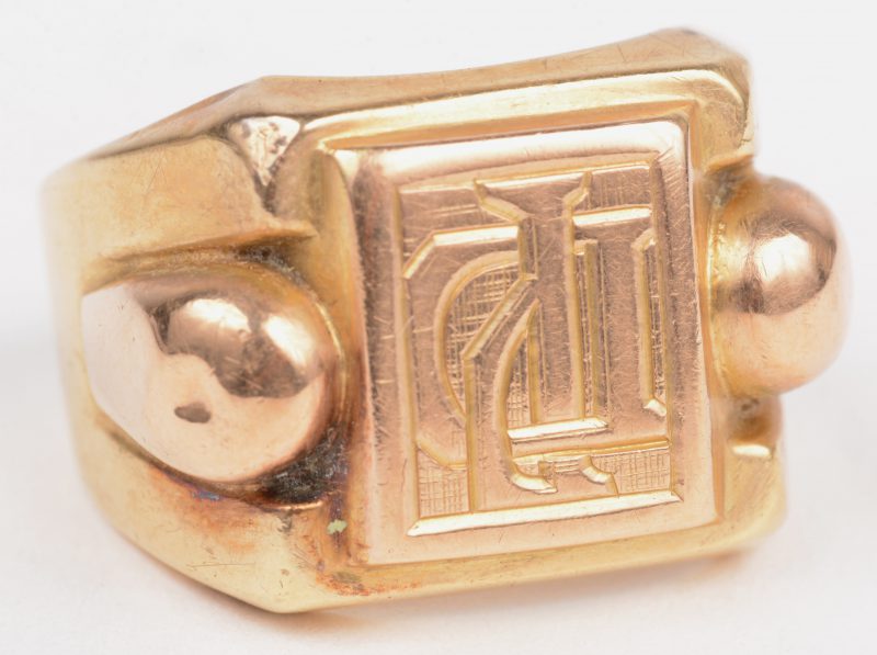 Een 18 K geelgouden ring met initialen.