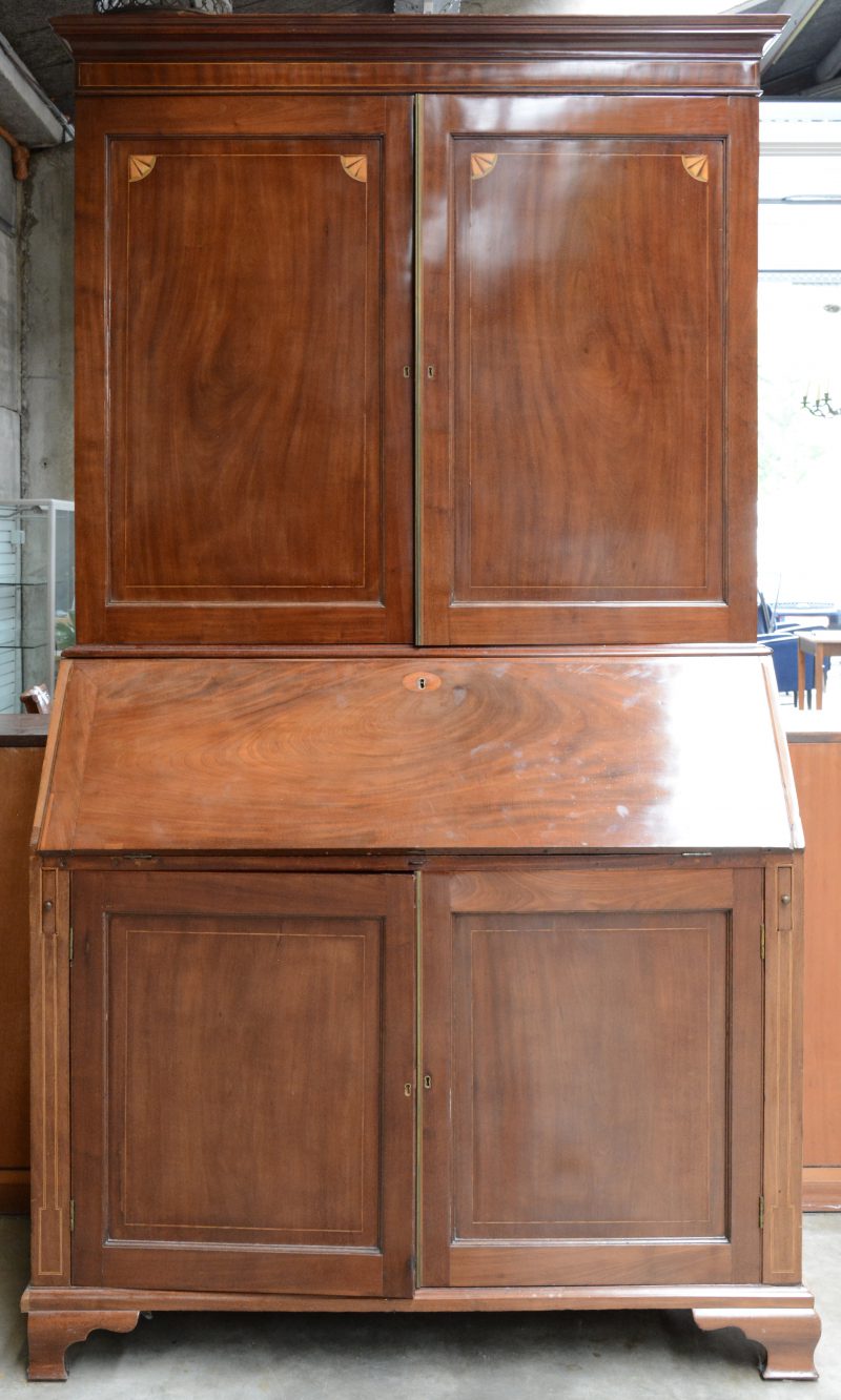 Een Edwardian cabinet-secretaire met klapblad, waarachter kleine laden en opbergruimte. Onder-en bovenaan twee deuren. Begin XXste eeuw.