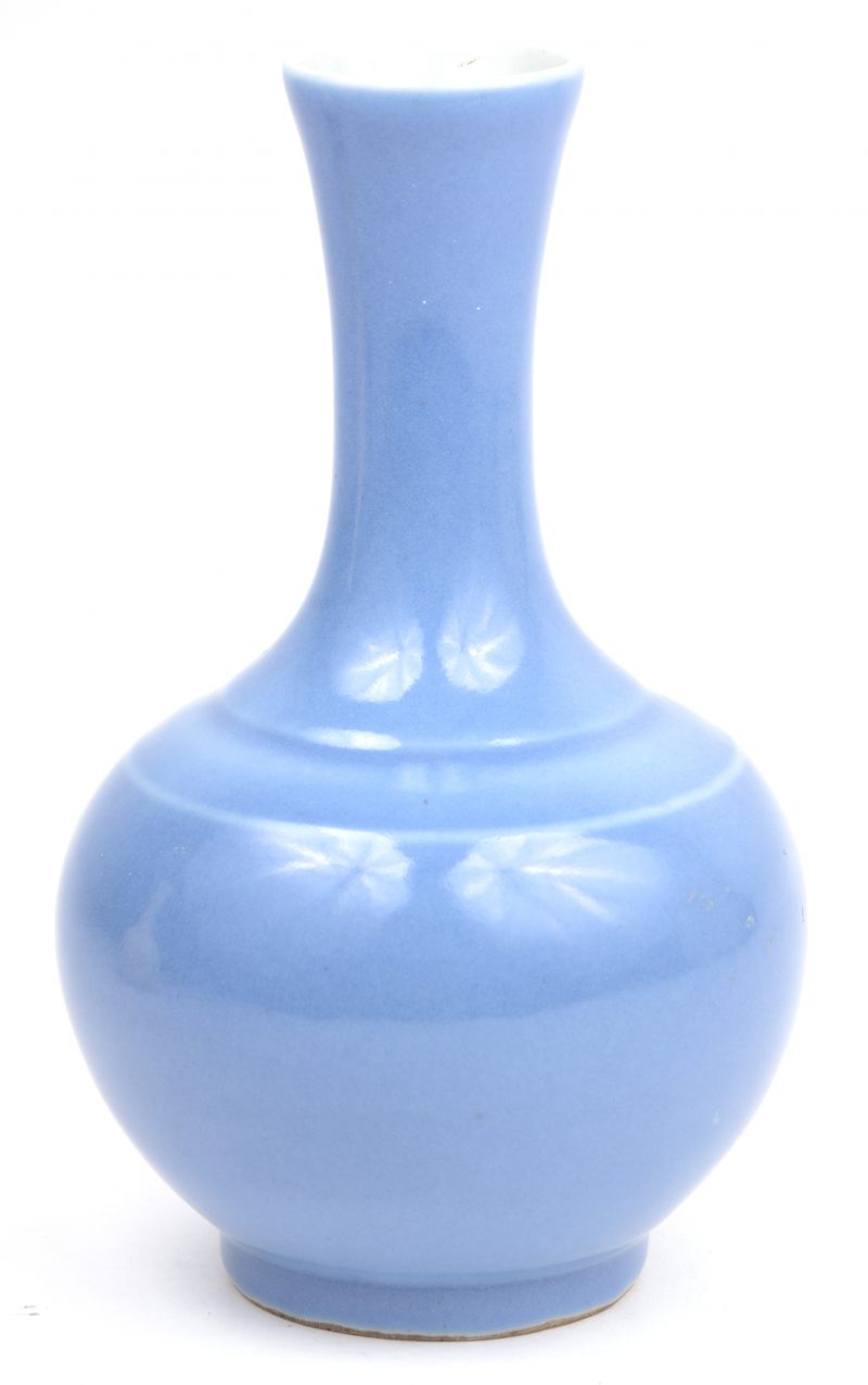 Een vaasje van Chinees porselein met een “powder blue” glazuur.