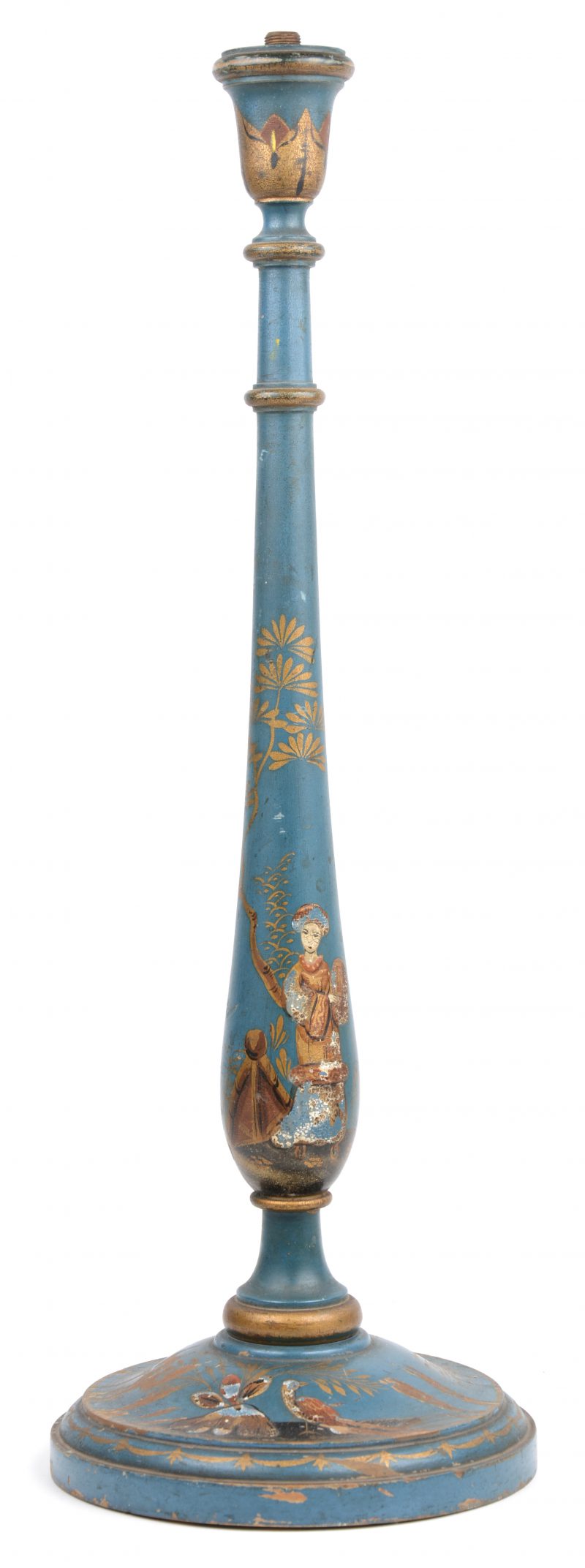 Een antieke lampenvoet van blauw gebeitst hout met een meerkleurig en verguld landschapdecor in Chinese lak. Enige slijtage.