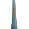 Een antieke lampenvoet van blauw gebeitst hout met een meerkleurig en verguld landschapdecor in Chinese lak. Enige slijtage.