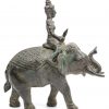 Een voorstelling van een bodhisattva op een olifant van gepatineerd massief brons. Indisch werk.