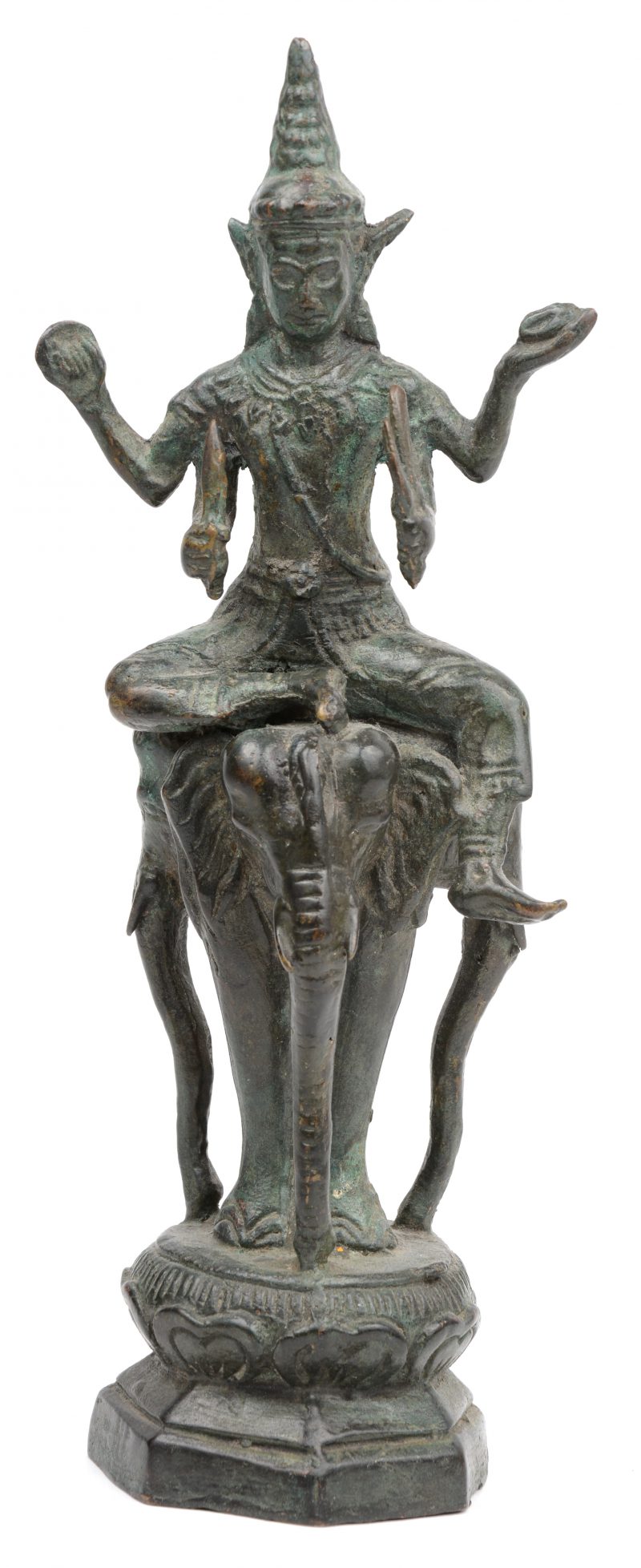 Een voorstelling van een bodhisattva op drie olifanten van gepatineerd massief brons. Indisch werk.