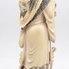 “Vrouw met mand en bloemen” Een beeld van gesculpteerd Chinees ivoor op houten sokkel. XXe eeuw.
