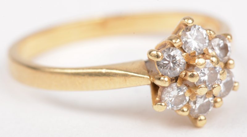 Een 18 K geelgouden ring bezet met een briljanten met een gezamenlijk gewicht  van +- 0,30 ct.