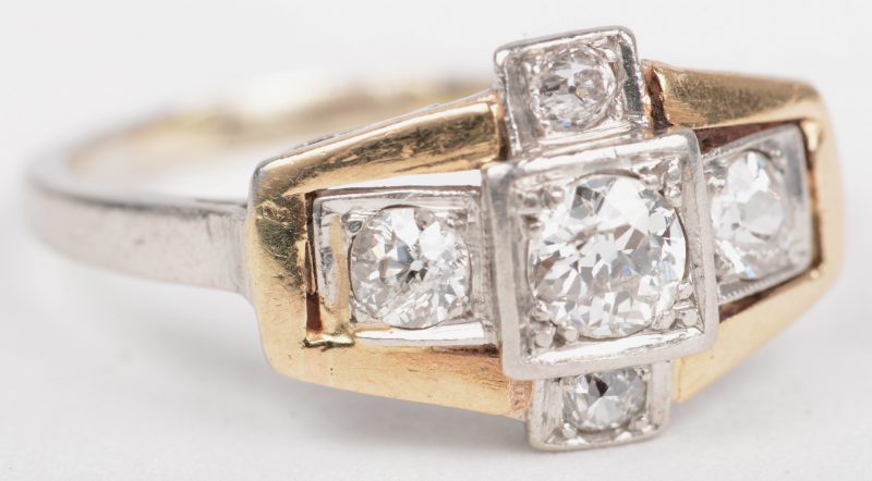 Een 18 K wit en geelgouden ring bezet met een diamanten met een gezamenlijk gewicht  van +- 0,60 ct.