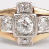Een 18 K wit en geelgouden ring bezet met een diamanten met een gezamenlijk gewicht  van +- 0,60 ct.