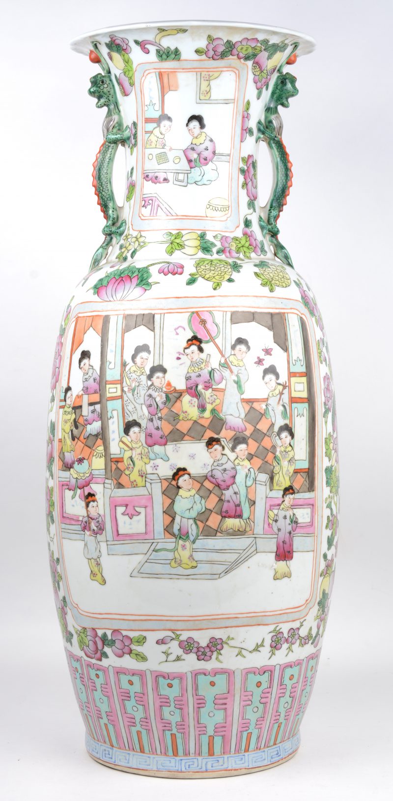 Een grote balustervaas van Chinees porselein met een famille rosedecor van personages.