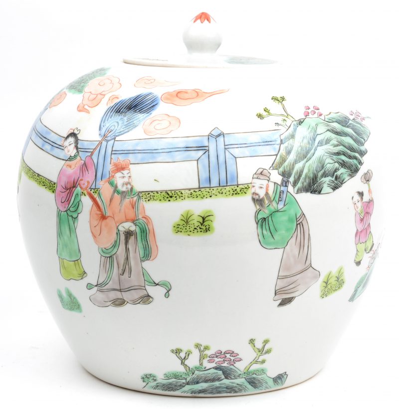 Een gemberpot van Chinees porselein met een meerkleurig decor van personages in een tuin.