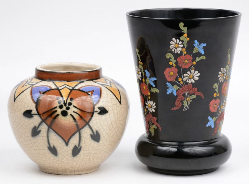 Twee art deco vaasjes, waarbij één van Booms glas met een bloemendecor en één van geglazuurd aardewerk van August Mouzin.