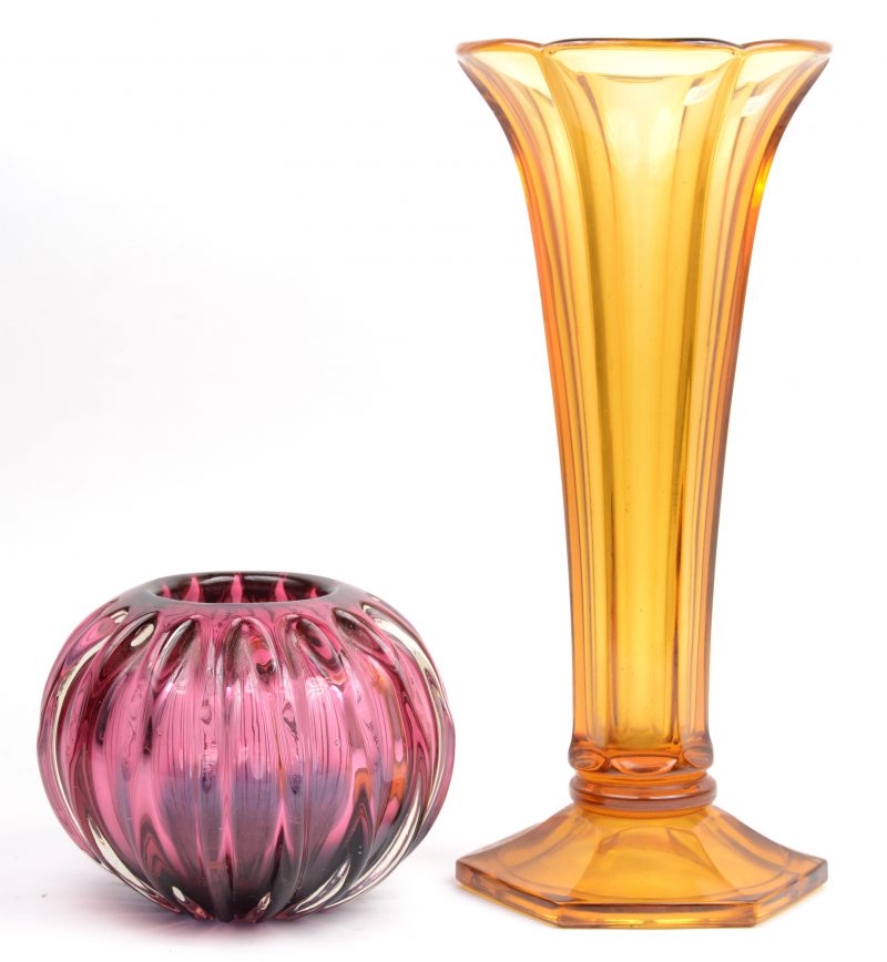 Twee verschillende art deco vazen in resp. Okerkleurig en mauve glas.