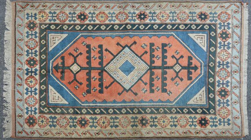 een handgeknoopt Turks wollen tapijt.