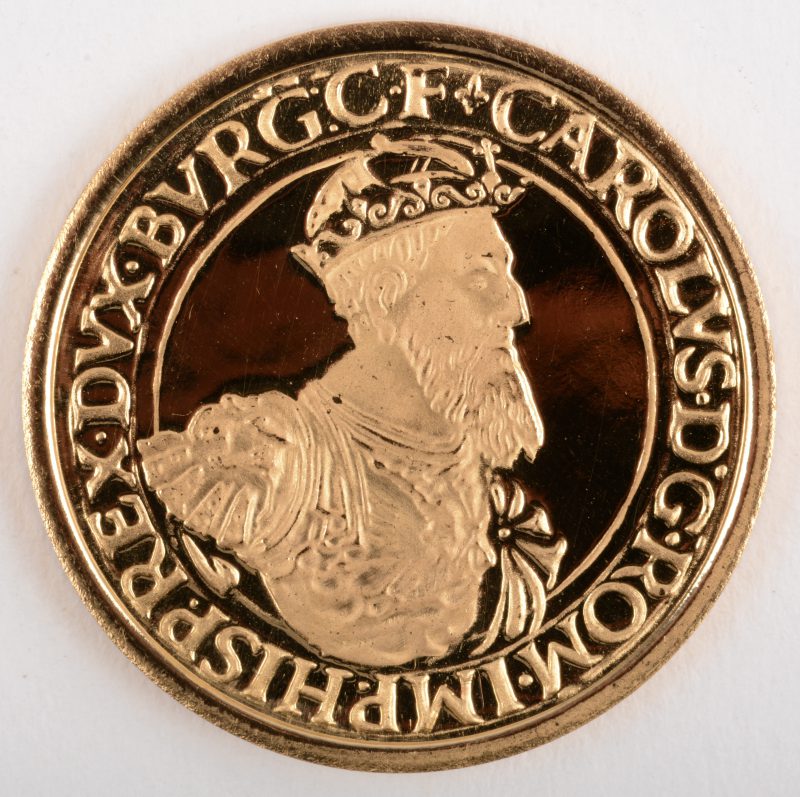 Een geelgouden munt van 50 ecu. 900‰. 1987. Charles V.