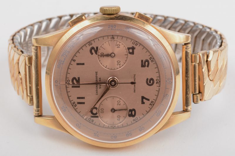 Een 18 K geelgouden herenhorloge met roestvrij stalen armband. Chronograhe Suisse.
