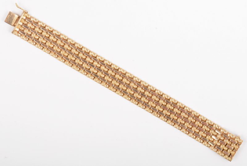Een 18 K geelgouden armband met zeven rijen schakels en verlengstukje.