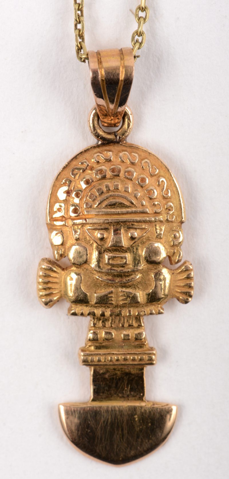 Een 18 K geelgouden ketting met hanger in de vorm van een Maja beeld.