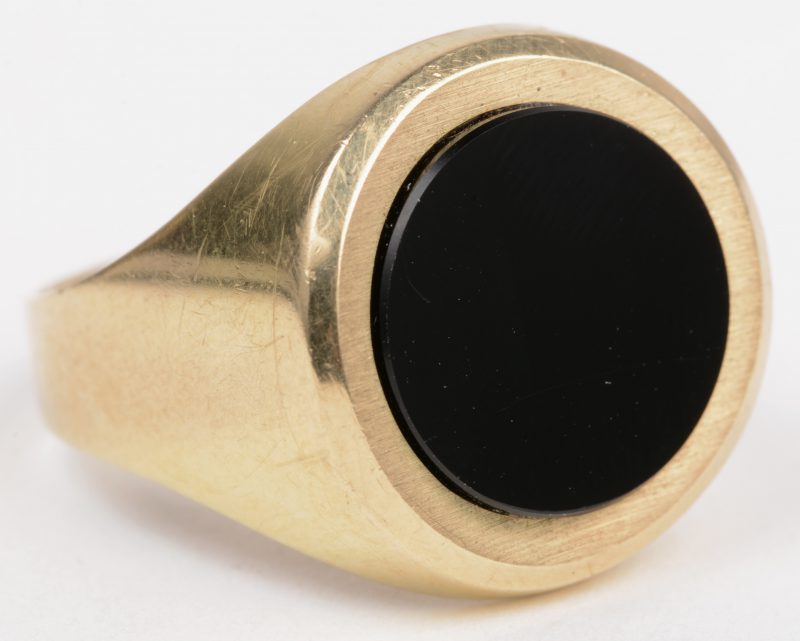 Een 9 K geelgouden ring bezet met onyx.